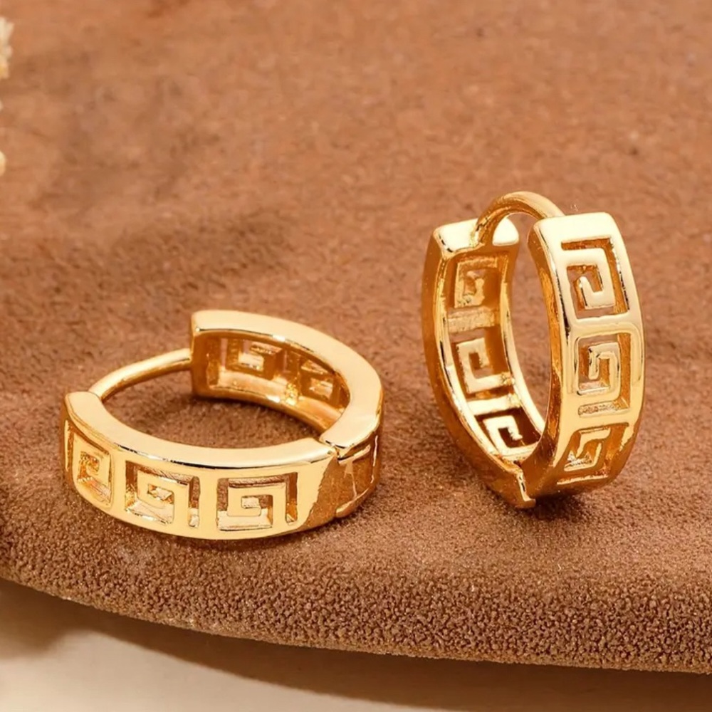 BNWT 18k gold plated mesh hoop earrings